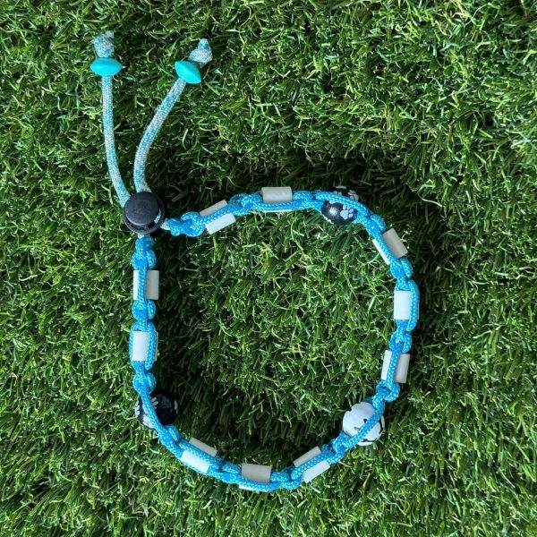 Anti-teken halsband turquoise met zwart/witte kralen (maat L)